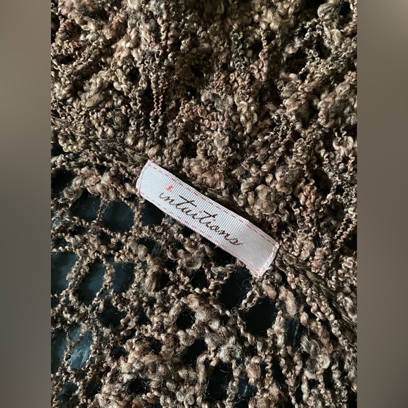 Open crochet long hooded cardigan with belt and special button closure. - Picture 4 of 7